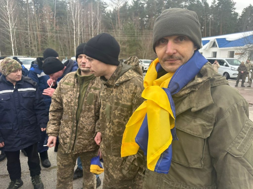 Обмін полоненими 5 березня: додому повернулися 200 українських захисників 8 Обмін полоненими 5 березня: додому повернулися 200 українських захисників