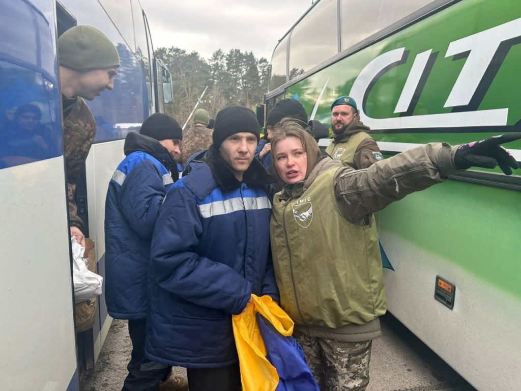 Обмін полоненими 5 березня: додому повернулися 200 українських захисників 3 Обмін полоненими 5 березня: додому повернулися 200 українських захисників