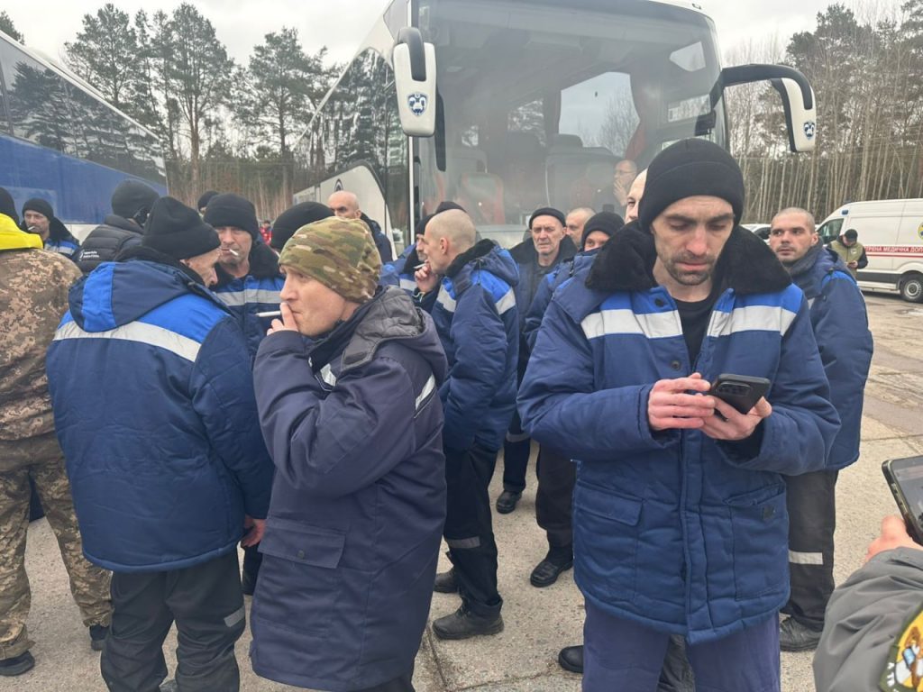 Обмін полоненими 5 березня: додому повернулися 200 українських захисників 5 Обмін полоненими 5 березня: додому повернулися 200 українських захисників
