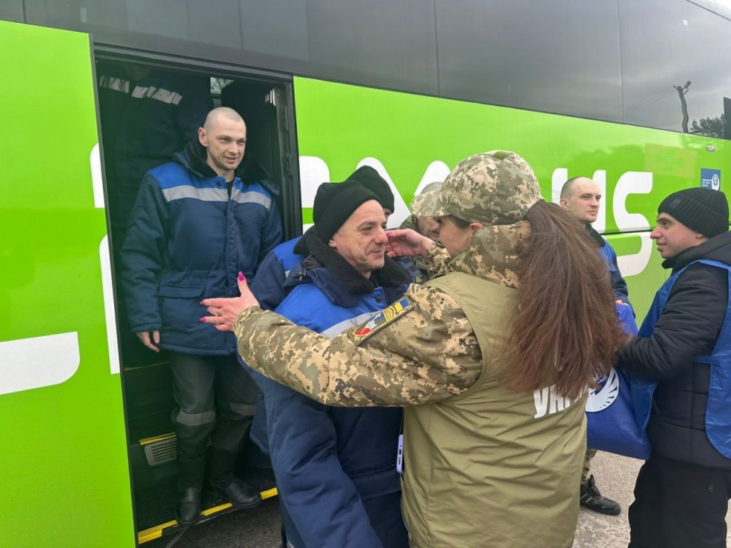 Обмін полоненими 5 березня: додому повернулися 200 українських захисників 6 Обмін полоненими 5 березня: додому повернулися 200 українських захисників