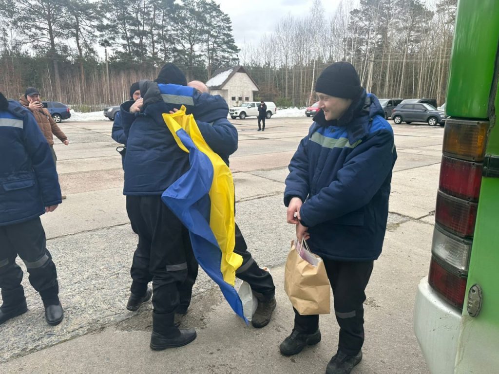 Обмін полоненими 5 березня: додому повернулися 200 українських захисників 7 Обмін полоненими 5 березня: додому повернулися 200 українських захисників