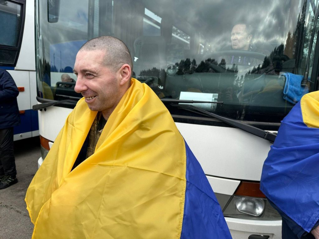 Второй день обмена пленными: домой вернулись еще 302 украинца 4 Второй день обмена пленными: домой вернулись еще 302 украинца