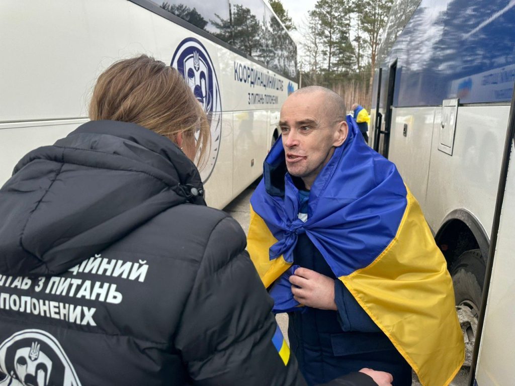 Второй день обмена пленными: домой вернулись еще 302 украинца 5 Второй день обмена пленными: домой вернулись еще 302 украинца