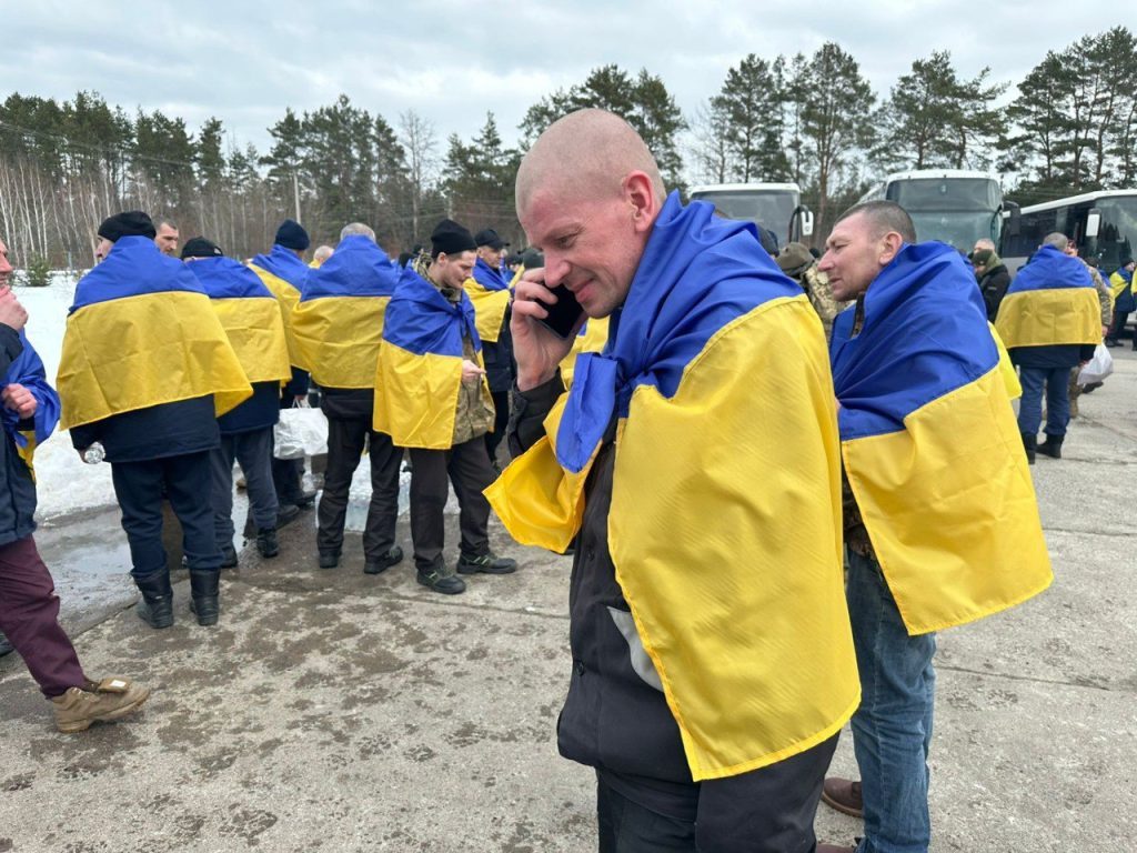 Второй день обмена пленными: домой вернулись еще 302 украинца 8 Второй день обмена пленными: домой вернулись еще 302 украинца