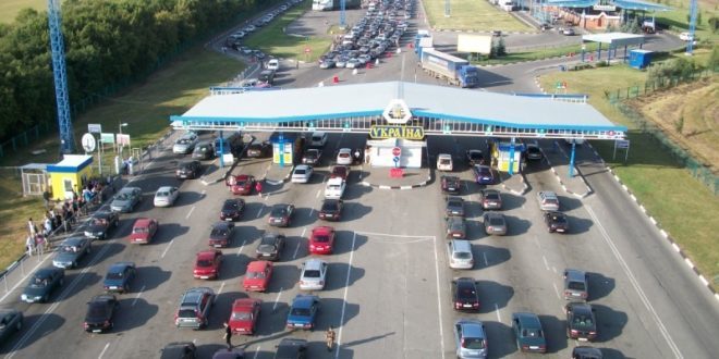 Украинцы массово едут домой: что говорят пограничники