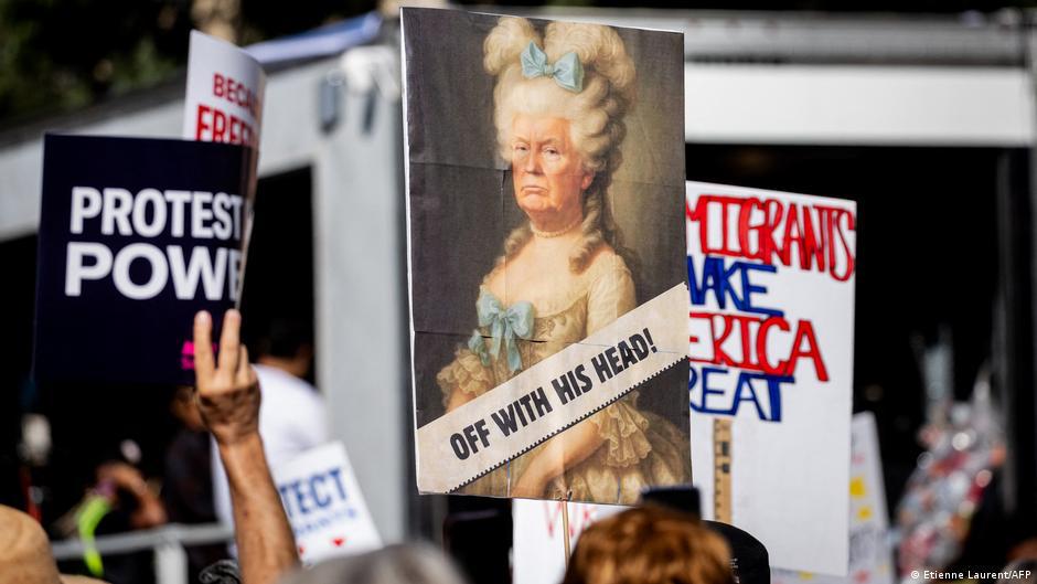 «Без королів»: у США мільйони людей вийшли на протести проти Трампа (фото) 4 «Без королів»: у США мільйони людей вийшли на протести проти Трампа (фото)