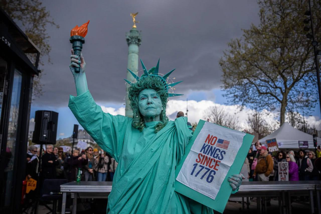 «Без королей»: в США миллионы людей вышли на протесты против Трампа (фото)