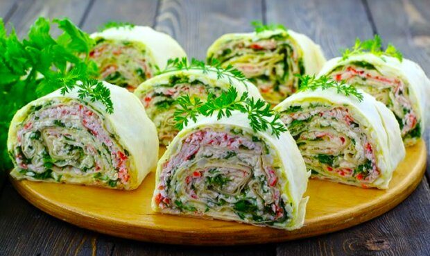 Сырные рулеты с крабовыми палочками: оригинальный рецепт