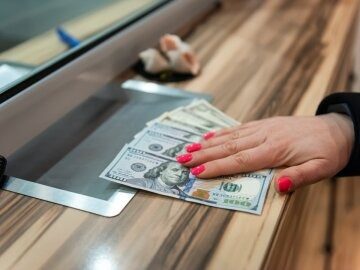 Скільки коштуватимуть 100 доларів через тиждень: прогноз банкіра