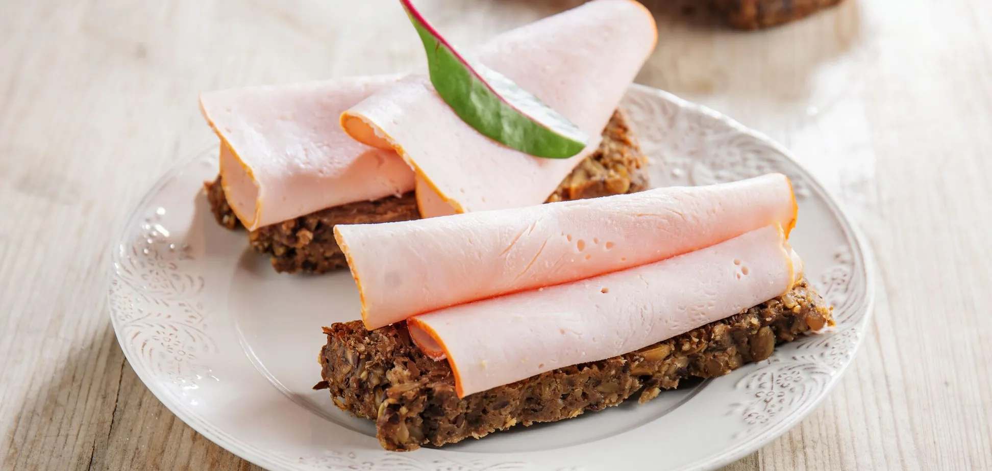 Домашняя куриная ветчина с оливками