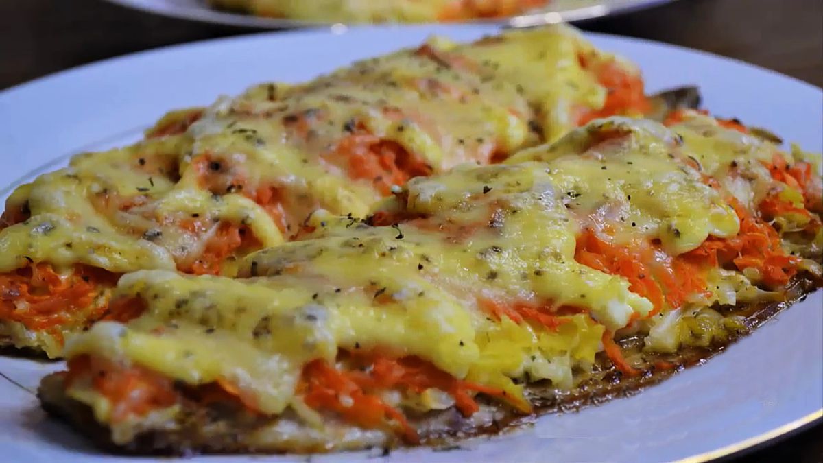Скумбрия, запеченная под грибным соусом и овощами
