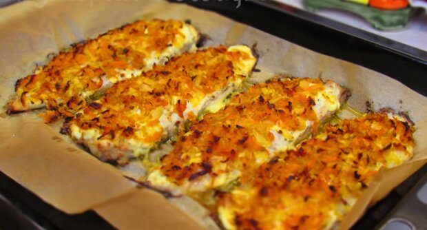 Скумбрия, запеченная под грибным соусом и овощами