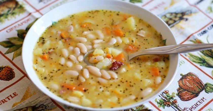 Фасолевый суп со сливочным сыром и хрустящим беконом