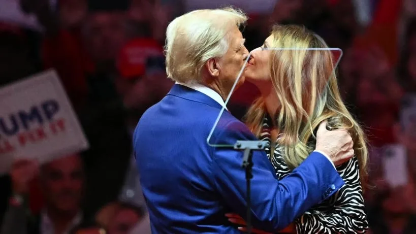 Меланію висміяли через незграбний поцілунок з Трампом ➤ Главное.net