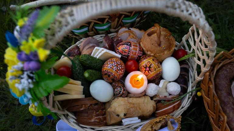 Священник пояснив, що не можна класти у великодній кошик