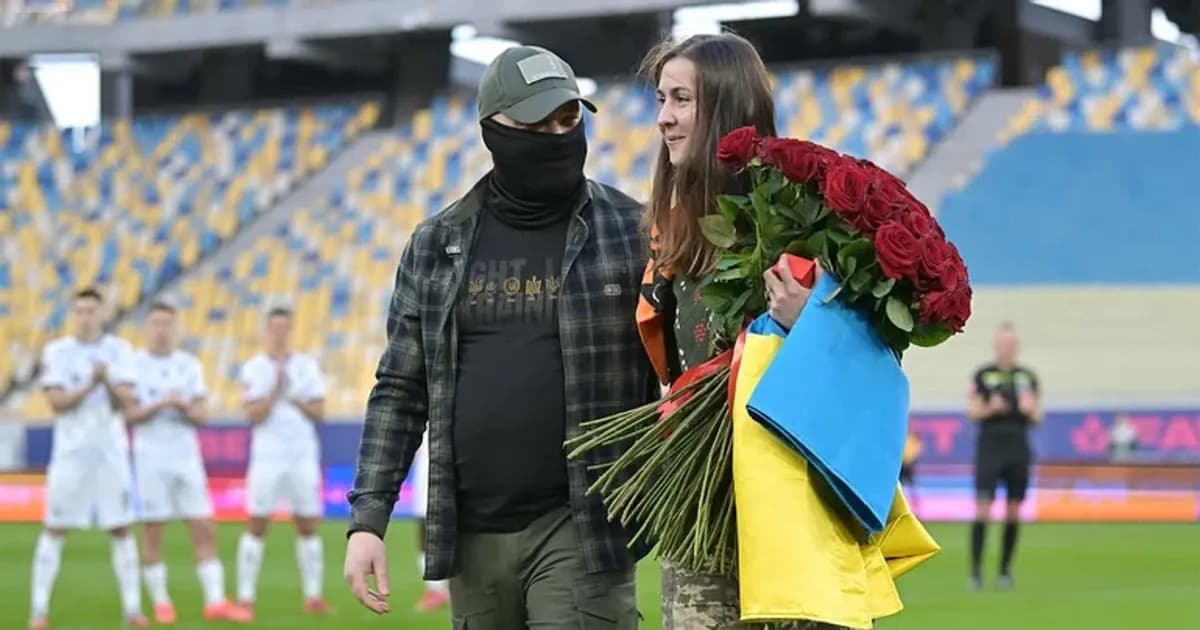 Захисник Маріуполя освідчився коханій перед матчем УПЛ (фото)