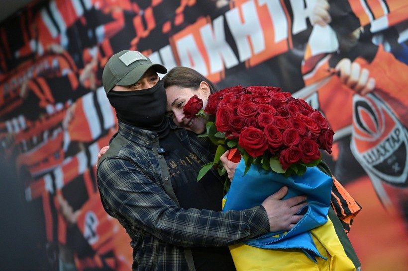 Захисник Маріуполя освідчився коханій перед матчем УПЛ (фото) 7 Захисник Маріуполя освідчився коханій перед матчем УПЛ (фото)