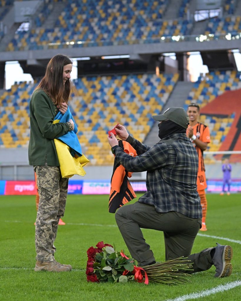 Захисник Маріуполя освідчився коханій перед матчем УПЛ (фото) 5 Захисник Маріуполя освідчився коханій перед матчем УПЛ (фото)