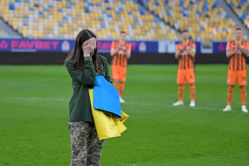 Захисник Маріуполя освідчився коханій перед матчем УПЛ (фото) 3 Захисник Маріуполя освідчився коханій перед матчем УПЛ (фото)