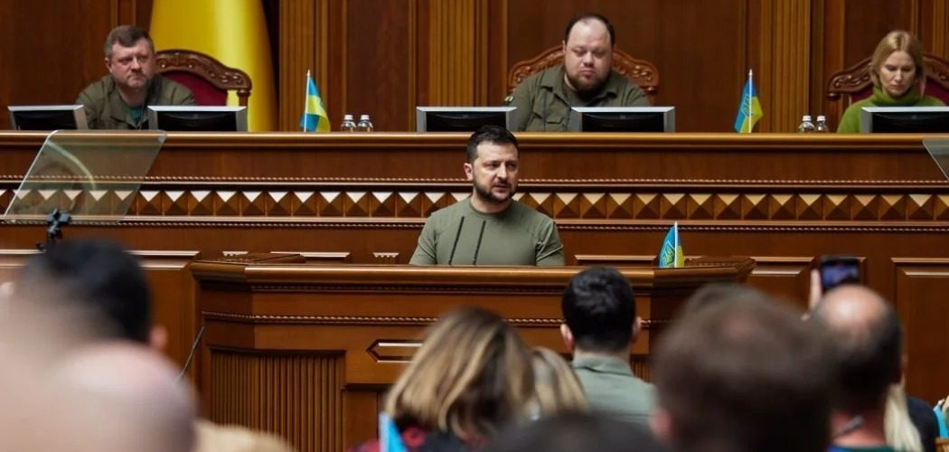 Зеленский предложил выбор для депутатов: Рада или фронт
