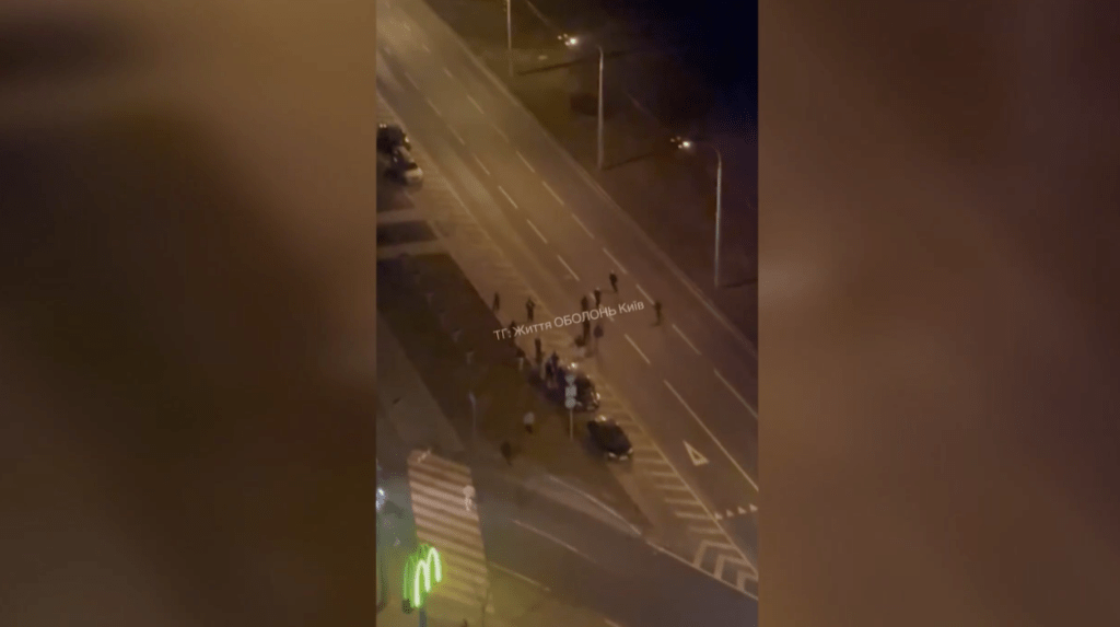 Масова бійка з перекриттям дороги сталася на Оболоні в Києві (відео) 3 Масова бійка з перекриттям дороги сталася на Оболоні в Києві (відео)