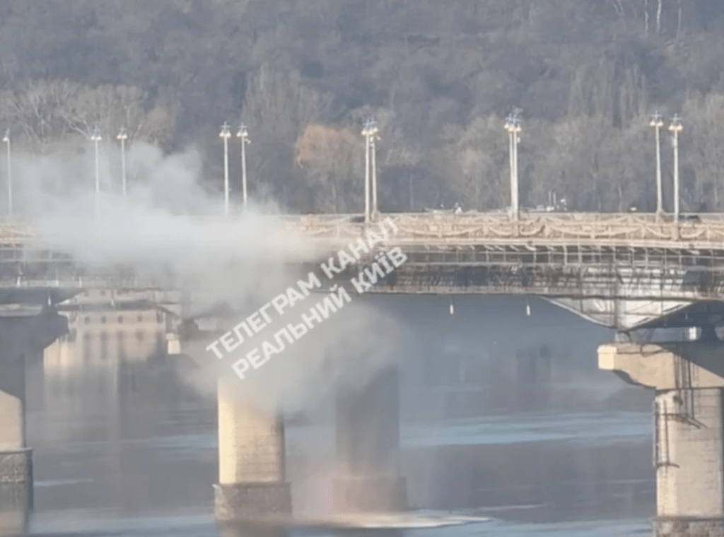 У Києві «запарував» міст Патона: що сталося і чи є загроза обвалу (фото) 4 У Києві «запарував» міст Патона: що сталося і чи є загроза обвалу (фото)