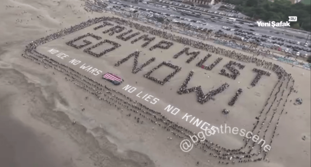 «Без королів»: у США мільйони людей вийшли на протести проти Трампа (фото) 3 «Без королів»: у США мільйони людей вийшли на протести проти Трампа (фото)