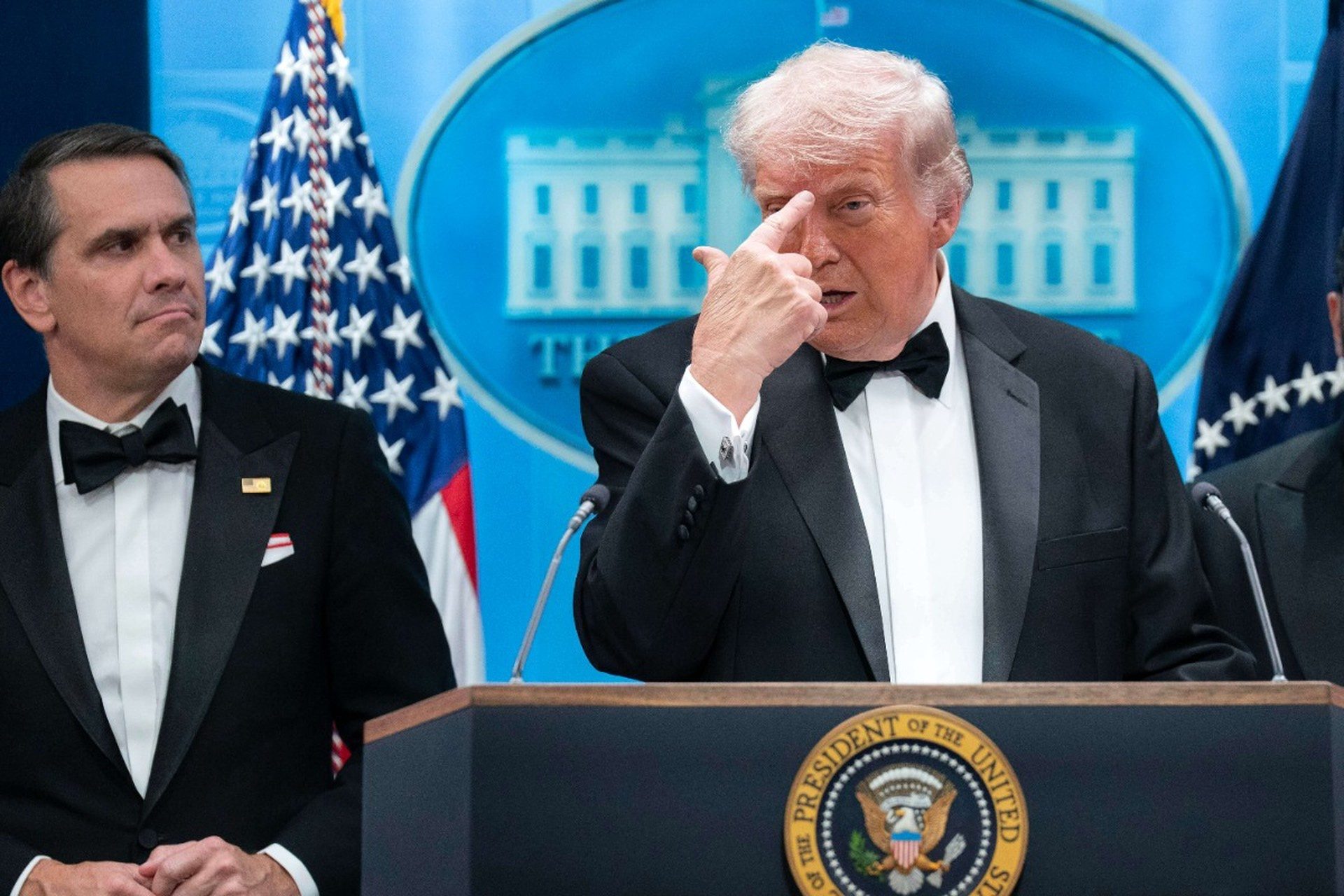 Он заговорил: в кого целился стрелок на вечере с Трампом