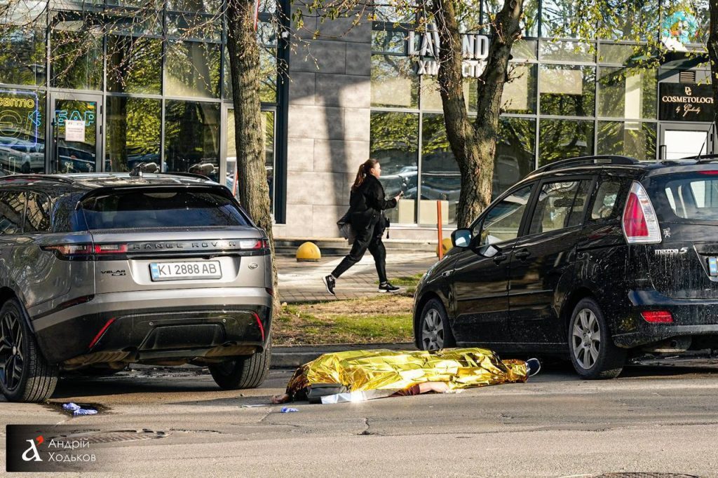 В Киеве мужчина устроил стрельбу и захватил заложников в супермаркете (фото, видео)