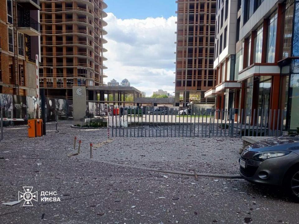 Дроны атаковали Киев посреди дня: какие последствия "прилетов" (фото) 3 Дроны атаковали Киев посреди дня: какие последствия "прилетов" (фото)