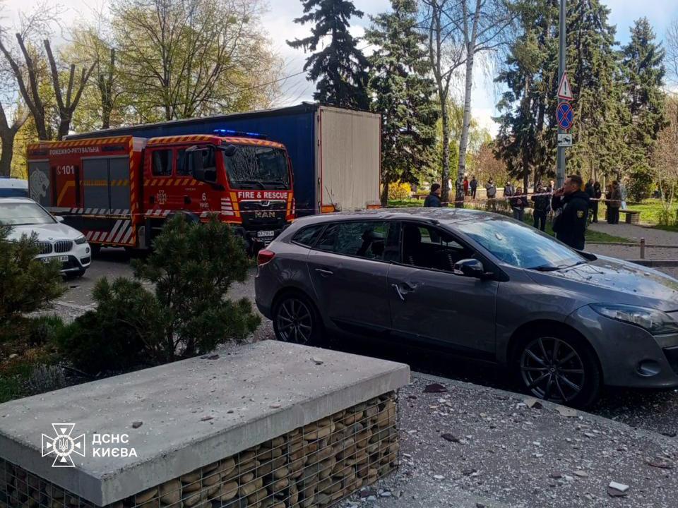Дроны атаковали Киев посреди дня: какие последствия "прилетов" (фото) 5 Дроны атаковали Киев посреди дня: какие последствия "прилетов" (фото)
