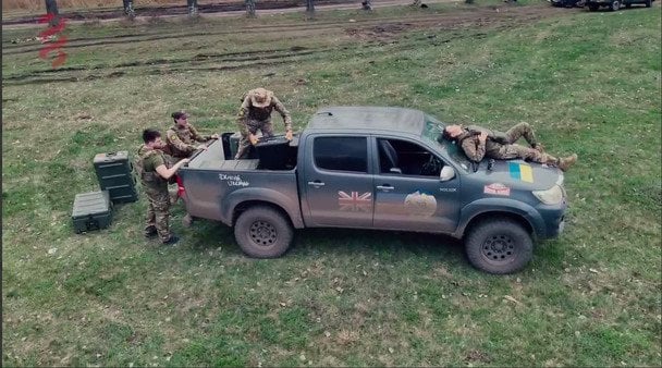 Дуа Липа удивила поступком: пикап для ВСУ и креативный сбор средств
