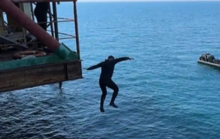 Буданов прыгнул в море с вышки «Крым-1» во время атаки дронов РФ: видео ➤ Главное.net