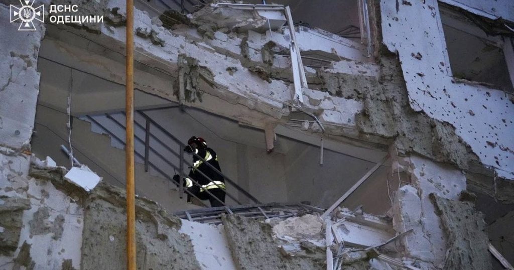 Многоэтажка разрушена после атаки РФ: люди погибли в собственных домах (фото) 3 Многоэтажка разрушена после атаки РФ: люди погибли в собственных домах (фото)