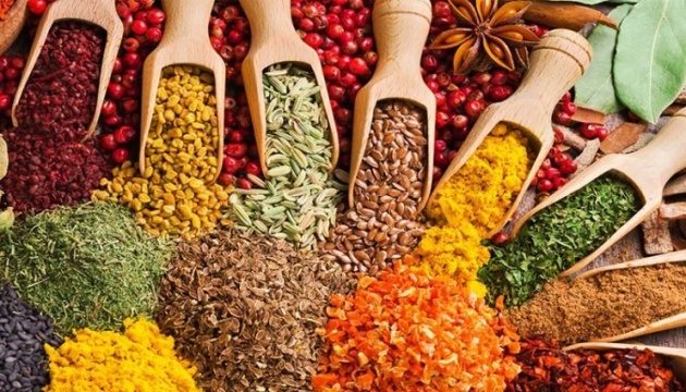 Портит аромат и вкус: какую приправу не стоит добавлять в горячее