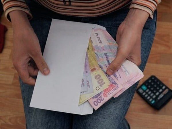 Украинцы не могут расплатиться купюрами 100 и 200 грн: в чем проблема