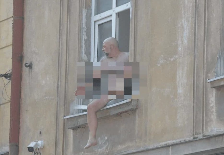 В центре Львова обнаженный американец устроил дебош в окне (фото, видео) ➤ Prozoro.net.ua