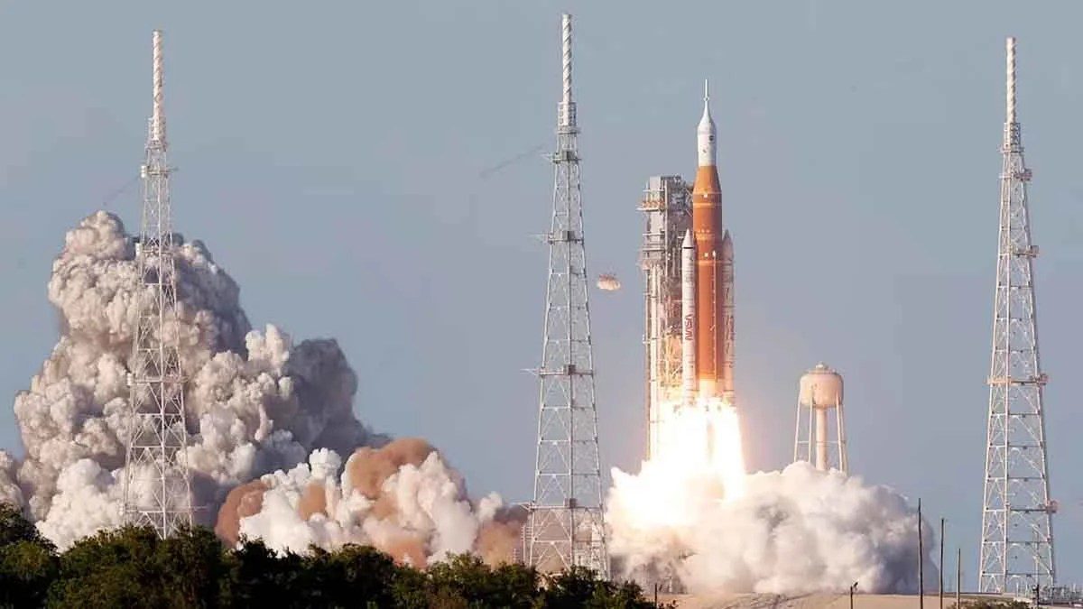 Понад 50 років очікування: NASA знову відправило людей у напрямку Місяця (відео)