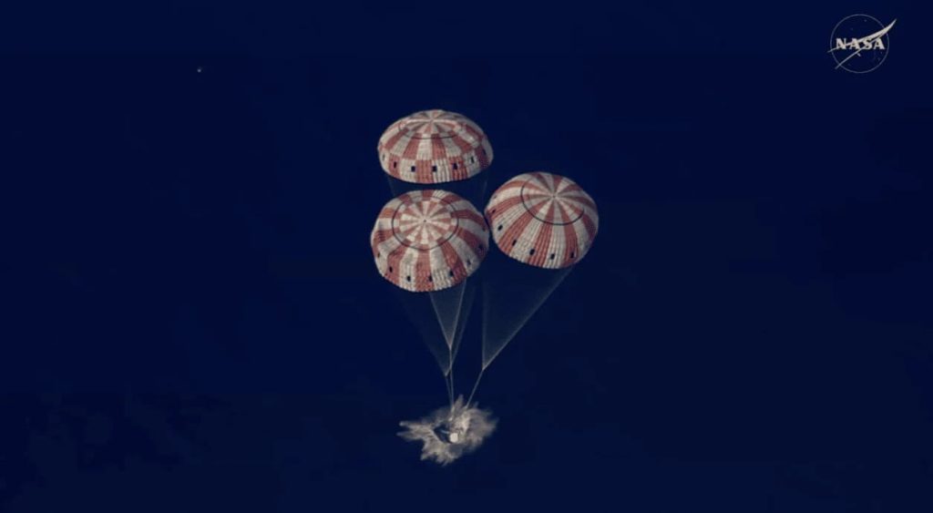 Экипаж Artemis II успешно приземлился после полета вокруг Луны (фото) 3 Экипаж Artemis II успешно приземлился после полета вокруг Луны (фото)