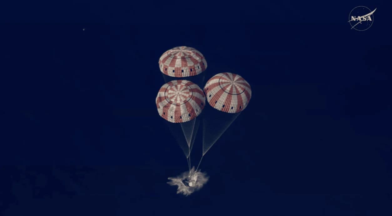 Экипаж Artemis II успешно приземлился после полета вокруг Луны (фото)
