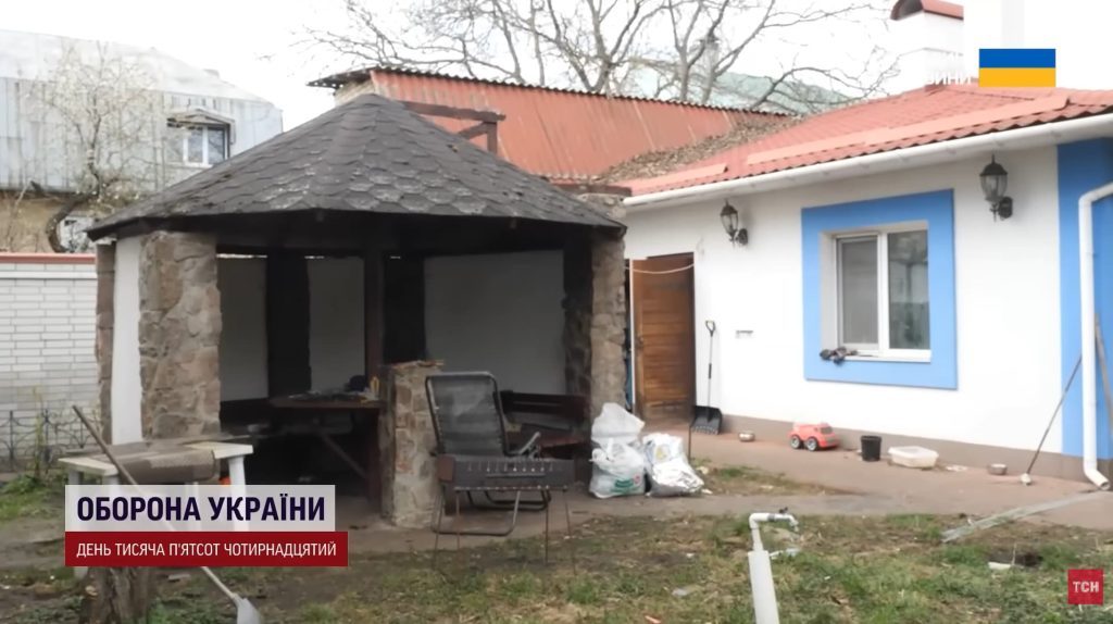 Атрибутика «Партии регионов» и грамоты: как выглядит дом Повалий после бегства (фото)