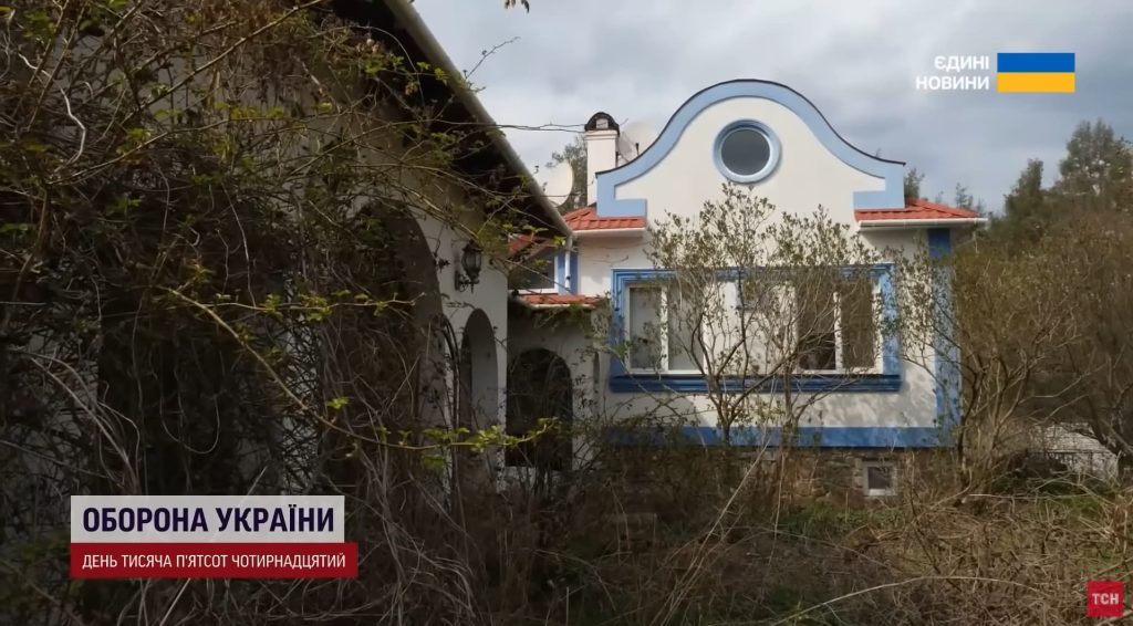 Атрибутика «Партии регионов» и грамоты: как выглядит дом Повалий после бегства (фото)