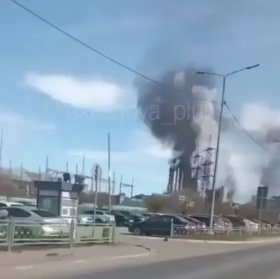 В российском Череповце после атаки дронов загорелся химзавод (видео) 3 В российском Череповце после атаки дронов загорелся химзавод (видео)
