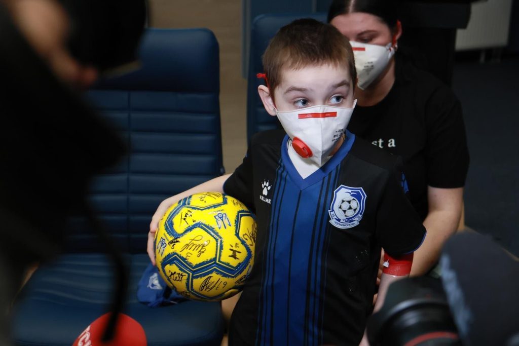 6-летний мальчик с новым сердцем сыграл в футбол прямо в больнице 4 6-летний мальчик с новым сердцем сыграл в футбол прямо в больнице
