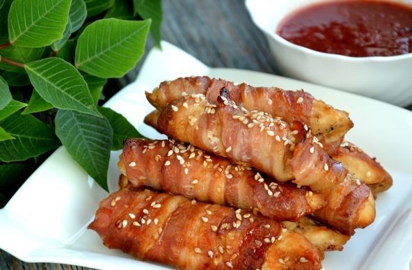 Сочное куриное филе в беконе: аппетитная горячая закуска