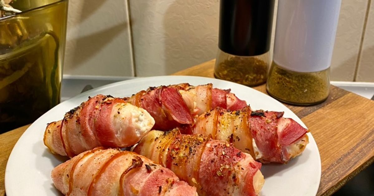 Сочное куриное филе в беконе: аппетитная горячая закуска