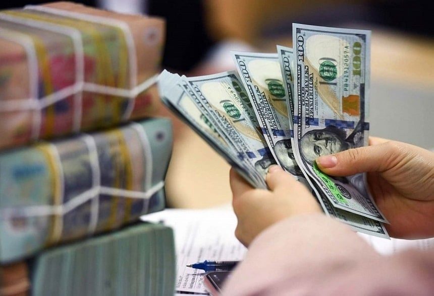 Украинцам не советуют хранить сбережения в долларах