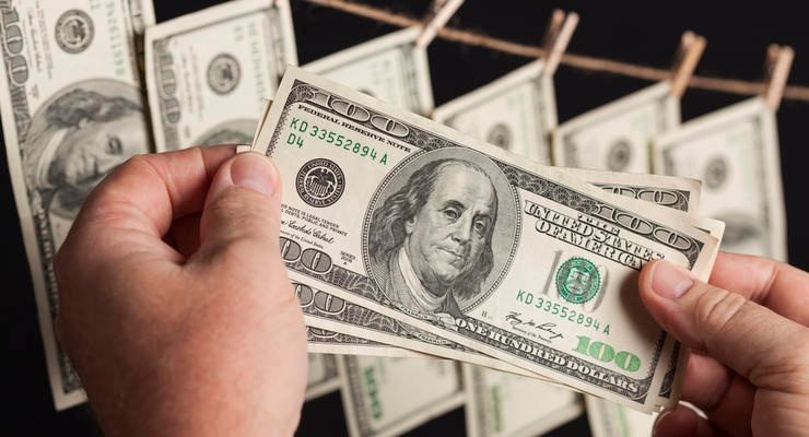 Украинцам не советуют хранить сбережения в долларах