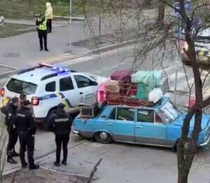 «Тягли як барона»: пенсіонер з Донбасу врятував від війни 18 курей і собаку