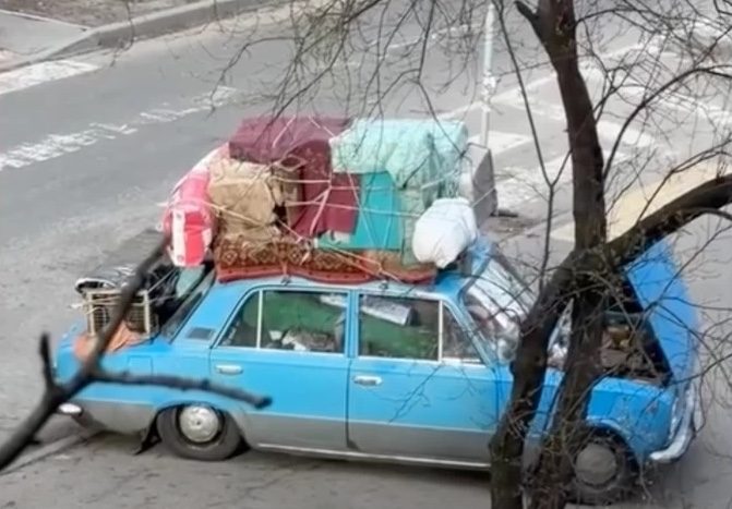 «Тягли як барона»: пенсіонер з Донбасу врятував від війни 18 курей і собаку ➤ Prozoro.net.ua